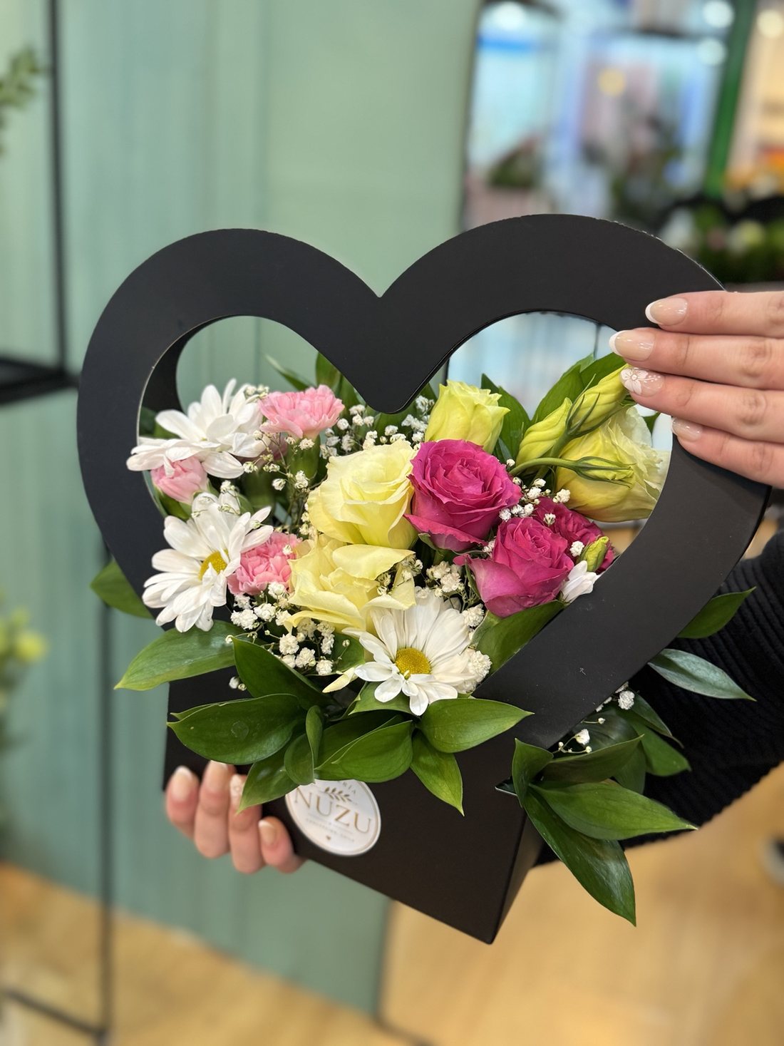Arreglo floral con forma de corazón NuZu